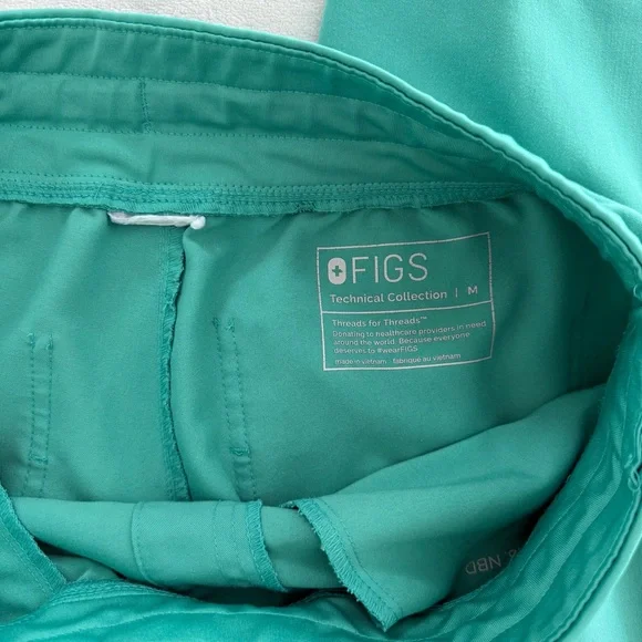 FIGS Surgical Green Scrub Set - Picture 3 of 9